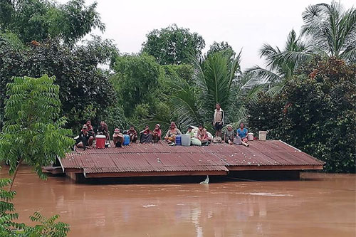 esperan ser rescatados Cientos de desaparecidos tras derrumbarse una presa en Laos